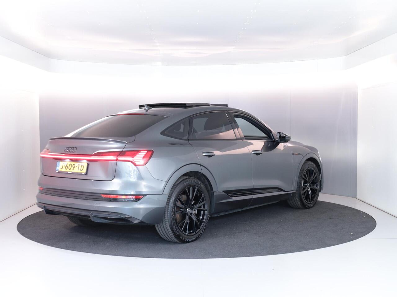 Audi e-tron Sportback 55 quattro S edition 95 kWh 408pk | Panoramadak | Afneembare trekhaak | Matrix Led koplampen | Parkeer camera achter