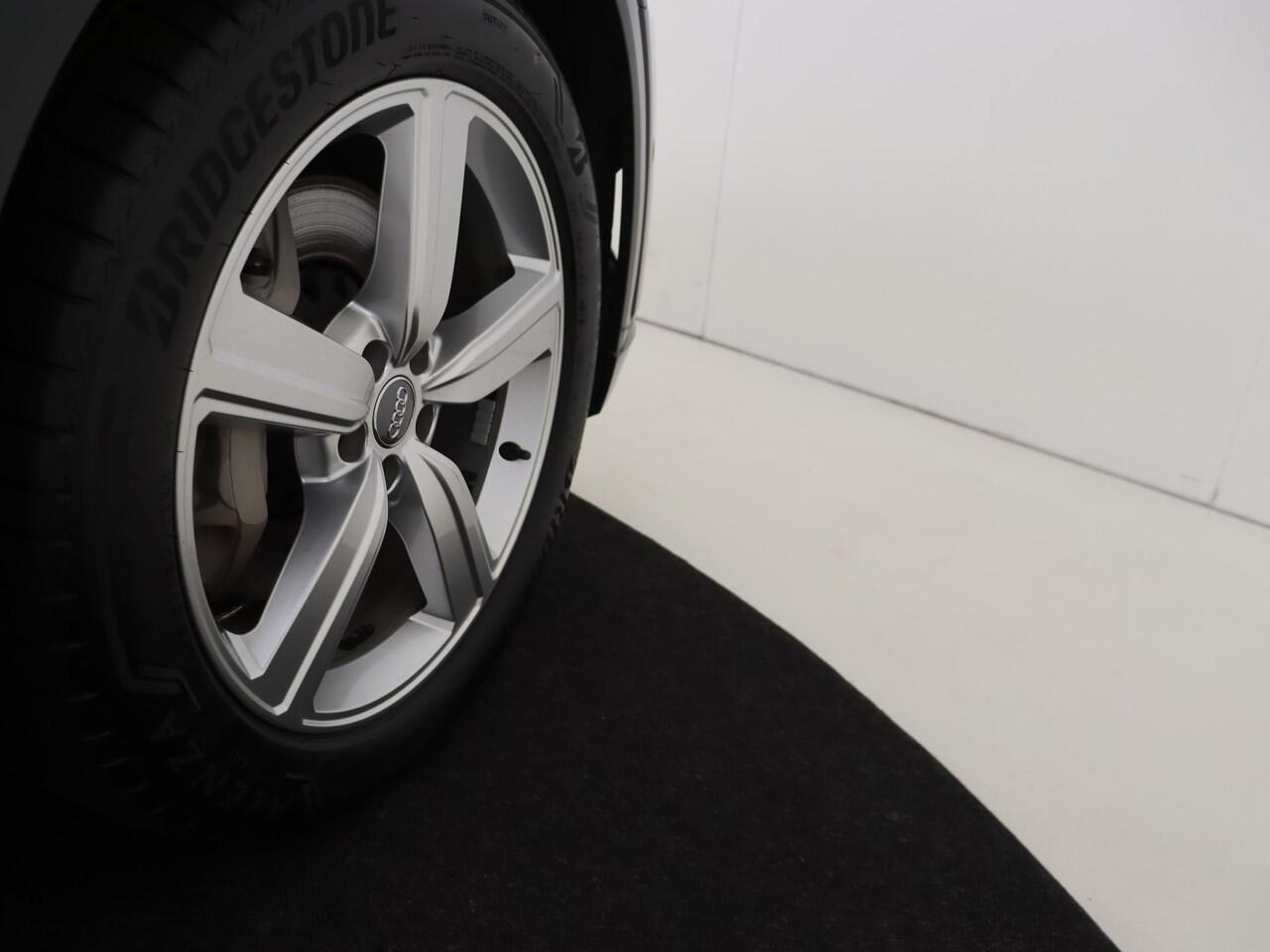 Audi e-tron e-tron 55 quattro advanced 95 kWh | Panoramadak | Achteruitrijcamera | Adaptieve cruise control | Lederen bekleding | Navigatie Plus | CarPlay | Elektrische achterklep |