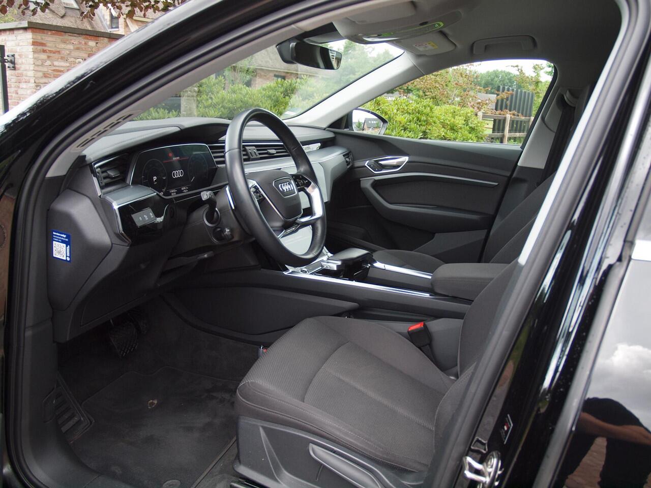 Audi e-tron 55 quattro edition 95 kWh | NL-Auto | Trekhaak | Parkeersensoren | DAB |