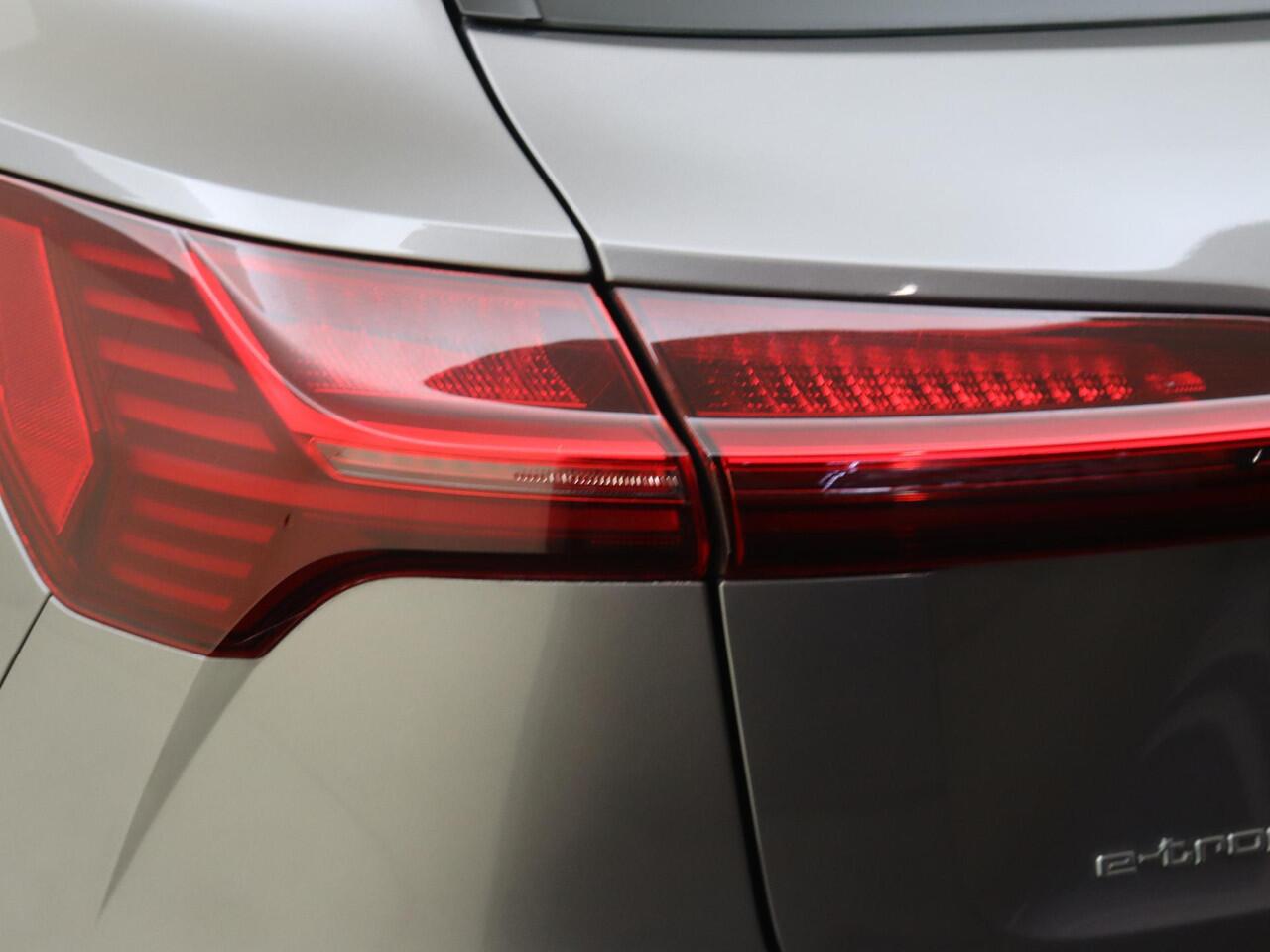 Audi e-tron e-tron 50 quattro Launch edition 71 kWh | Luchtvering | Navigatie Plus | Lederen bekleding | Elektrisch verstelbare voorstoelen | Parkeersensoren | Cruise control |