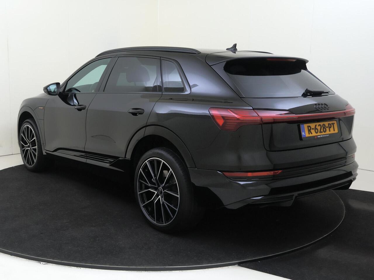 Audi e-tron 55 quattro S edition 95 kWh | Luchtvering | Achteruitrijcamera | Adaptieve cruise control | Stoelverwarming | CarPlay | Navigatie |