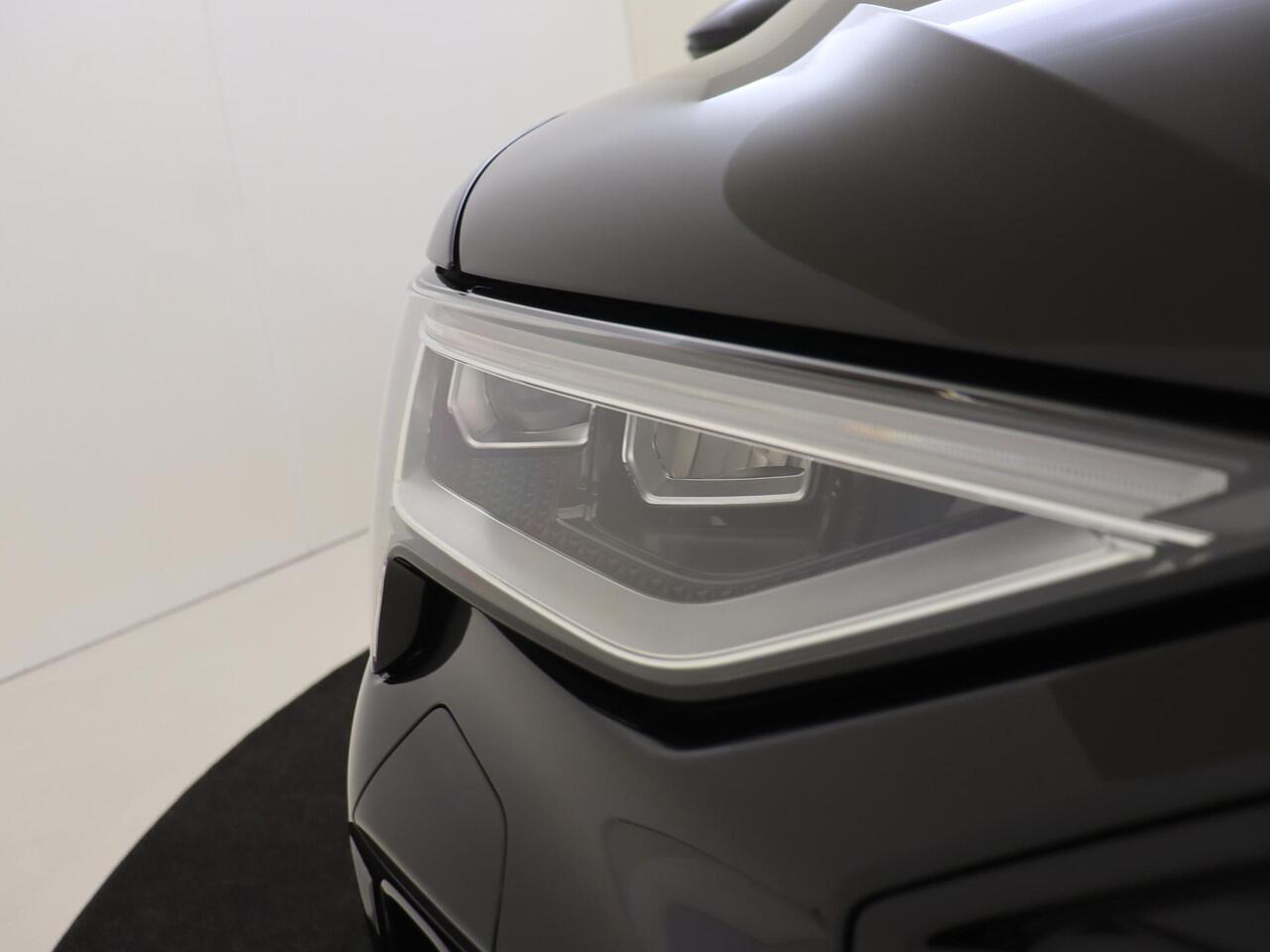 Audi e-tron 55 quattro S edition 95 kWh | Luchtvering | Achteruitrijcamera | Adaptieve cruise control | Stoelverwarming | CarPlay | Navigatie |