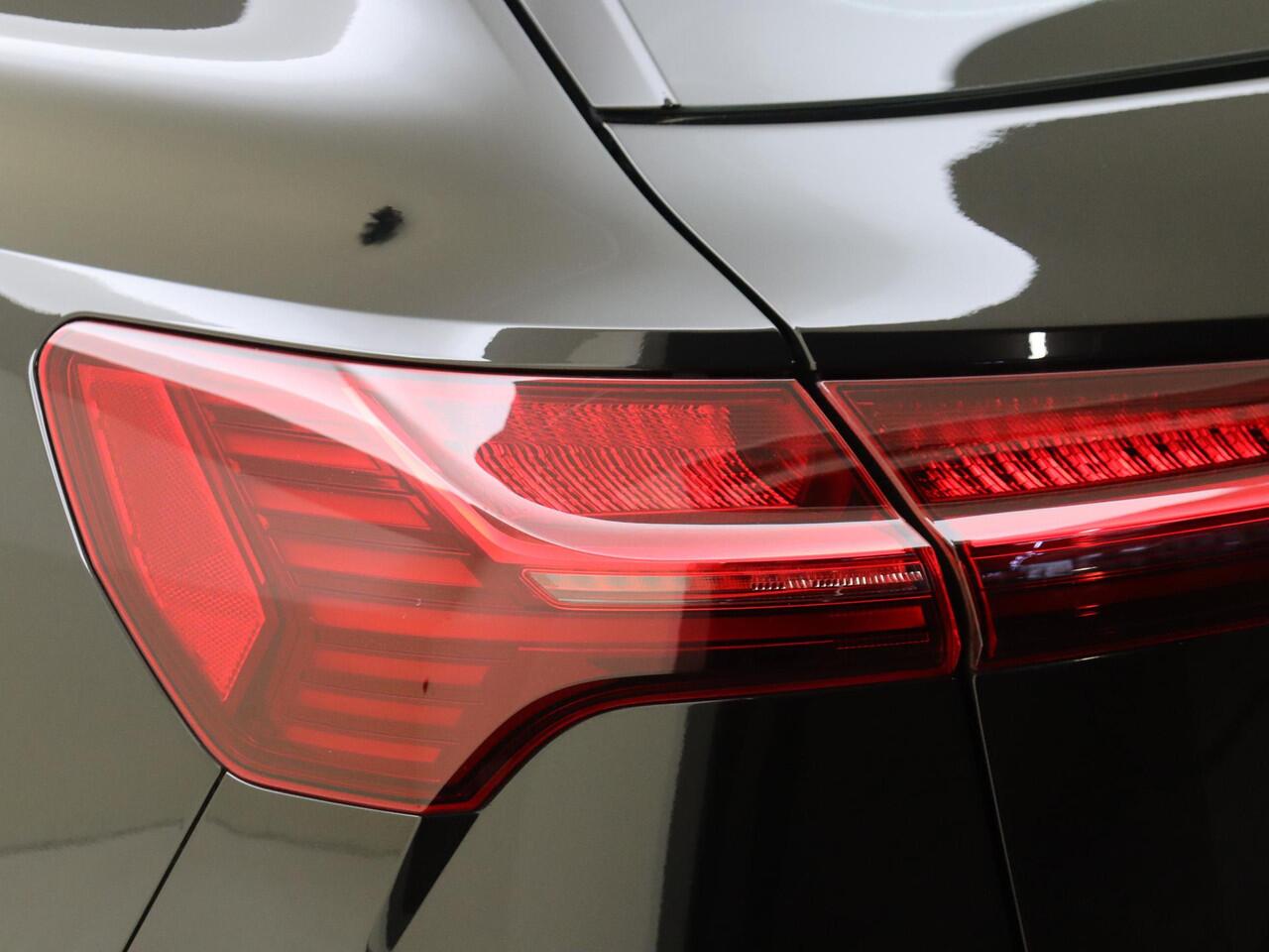 Audi e-tron 55 quattro S edition 95 kWh | Luchtvering | Achteruitrijcamera | Adaptieve cruise control | Stoelverwarming | CarPlay | Navigatie |