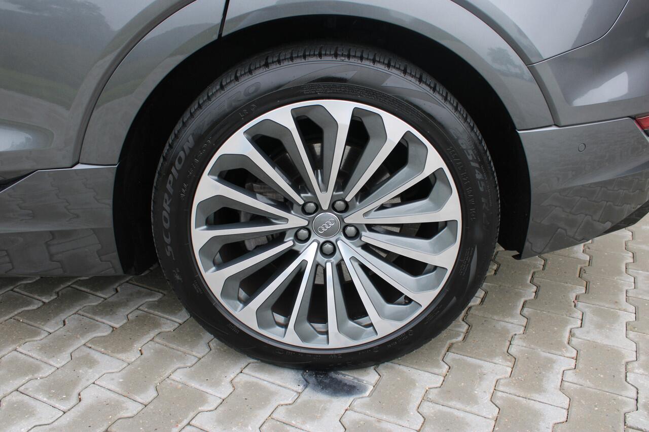 Audi e-tron 55 quattro S-line 95 kWh | Incl. 12 maanden garantie | SOH 95% | Schuif/kantel dak | Trekhaak | Adaptieve cruise control | Climate control | Stoelverwarming | Parkeercamera | Memory seat |