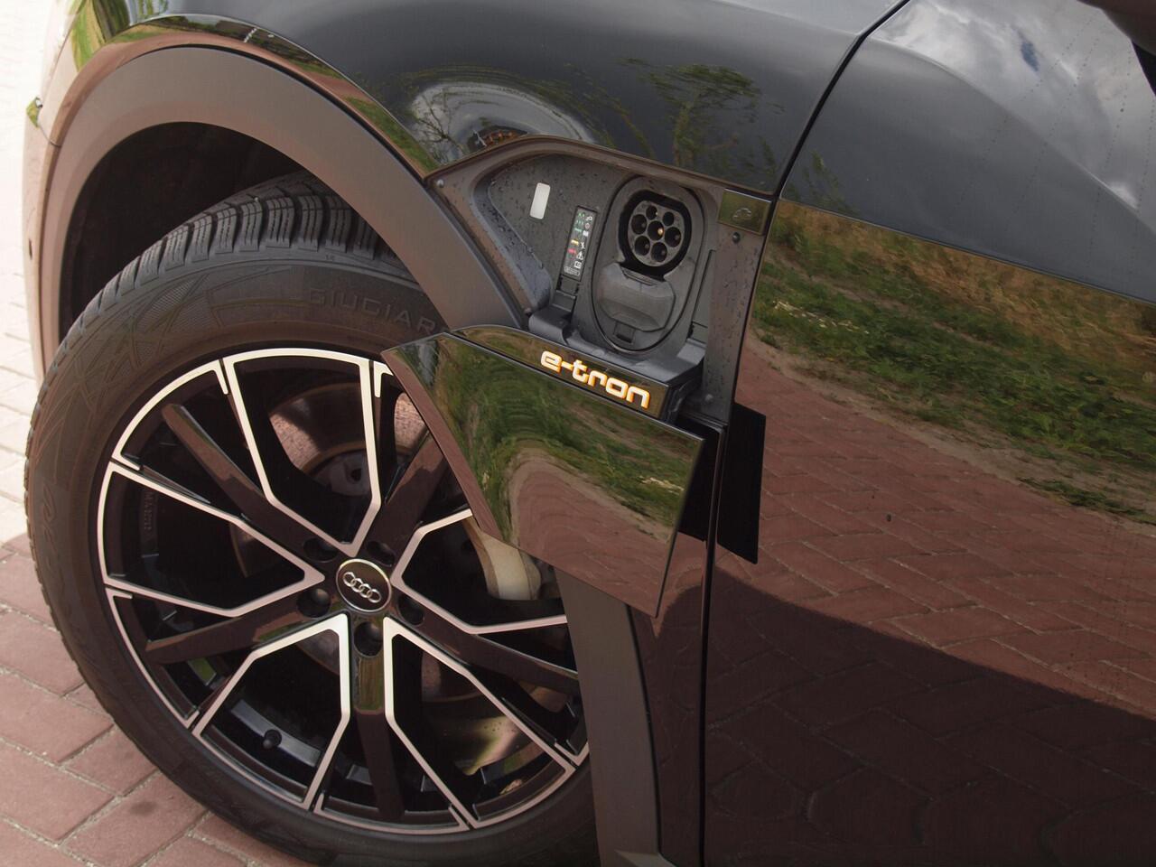 Audi e-tron 55 quattro edition 95 kWh | NL-Auto | Trekhaak | Parkeersensoren | DAB |