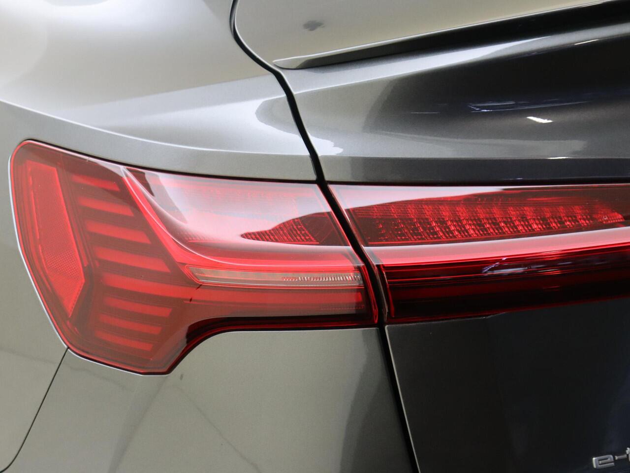 Audi e-tron Sportback 55 quattro S edition 95 kWh | SoH 100% | Panoramadak | Luchtvering | 360 camera | Achteruitrijcamera | Adaptieve cruise control | Stoelverwarming | Dodehoek detectie |