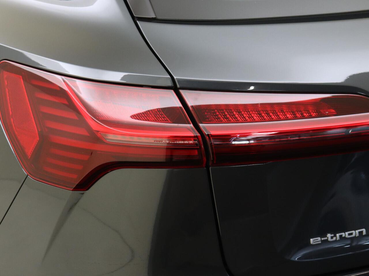 Audi e-tron e-tron 50 quattro Launch edition 71 kWh | Luchtvering | Navigatie Plus | Elektrische achterklep | Parkeersensoren | Cruise control | Elektrisch verstelbare voorstoelen | Elektrisch inklapbare buitenspiegels |