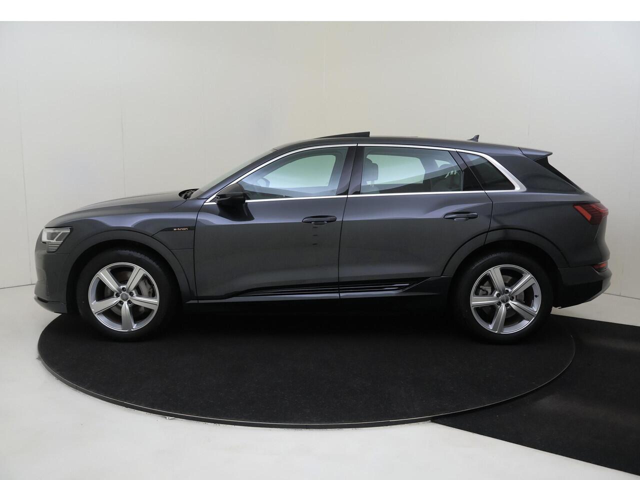 Audi e-tron e-tron 55 quattro advanced 95 kWh | Panoramadak | Achteruitrijcamera | Adaptieve cruise control | Lederen bekleding | Navigatie Plus | CarPlay | Elektrische achterklep |