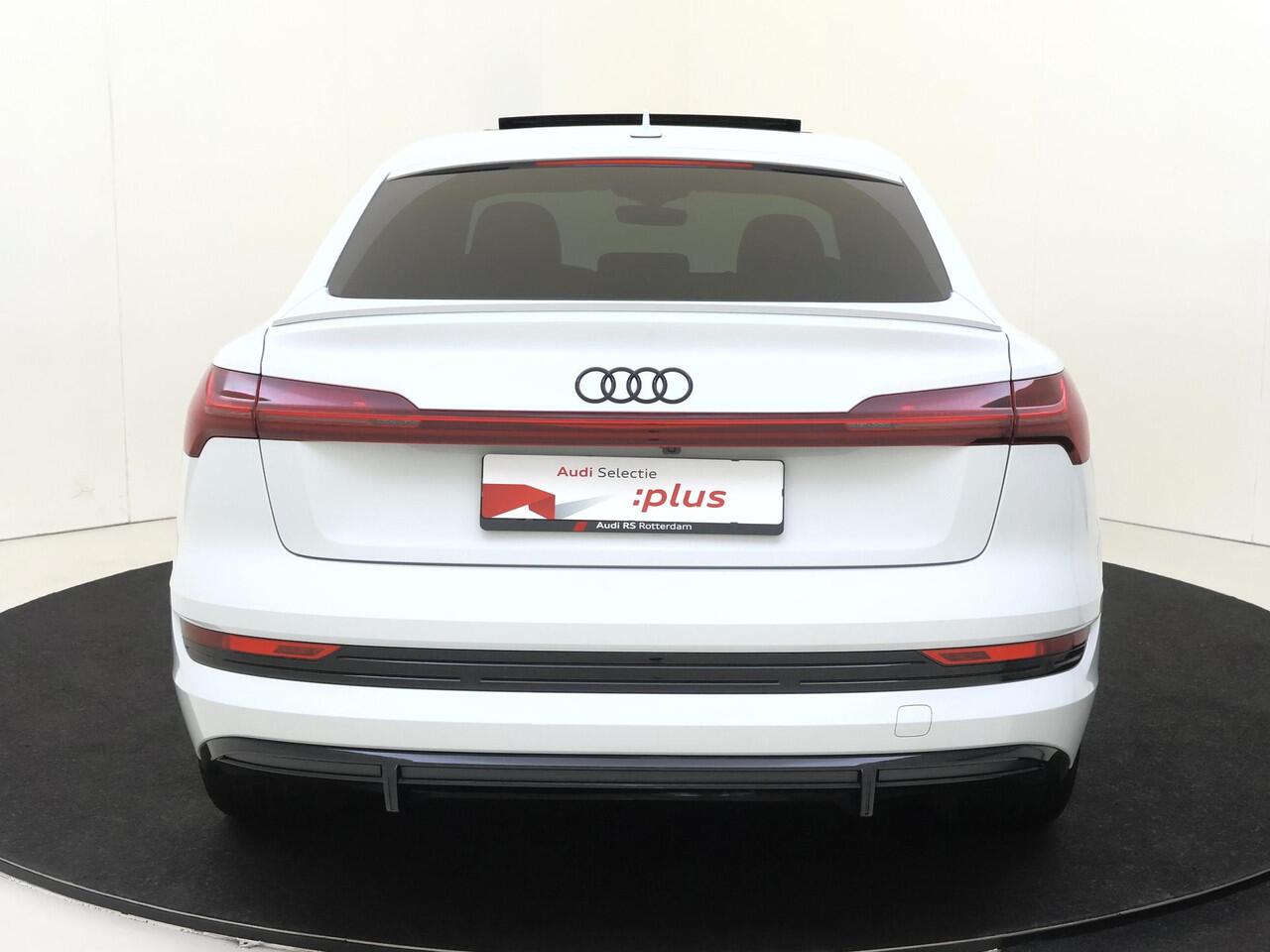 Audi e-tron Sportback 55 quattro S edition 95 kWh | SoH 100% | Panoramadak | Keyless | Luchtvering | Parkeerassistent | LED matrix verlichting | Sfeerverlichting | Achteruitrijcamera | Navigatie Plus |