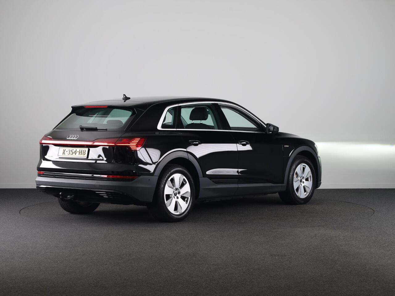 Audi e-tron 50 quattro edition 71 kWh 313 pk | SoH 99% | Navigatie | Trekhaak (afneembaar) | Parkeersensoren | Luchtvering |