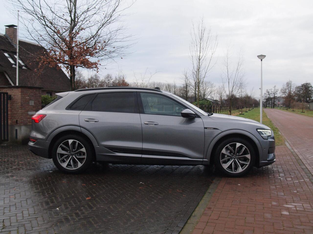 Audi e-tron 55 quattro Business edition Plus 95 kWh | 91% | Panoramadak | Apple Carplay | Trekhaak | Parkeersensoren | Adaptieve Cruise Control |