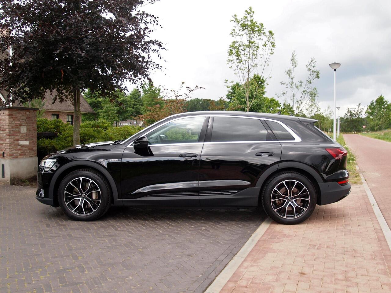 Audi e-tron 55 quattro edition 95 kWh | NL-Auto | Trekhaak | Parkeersensoren | DAB |