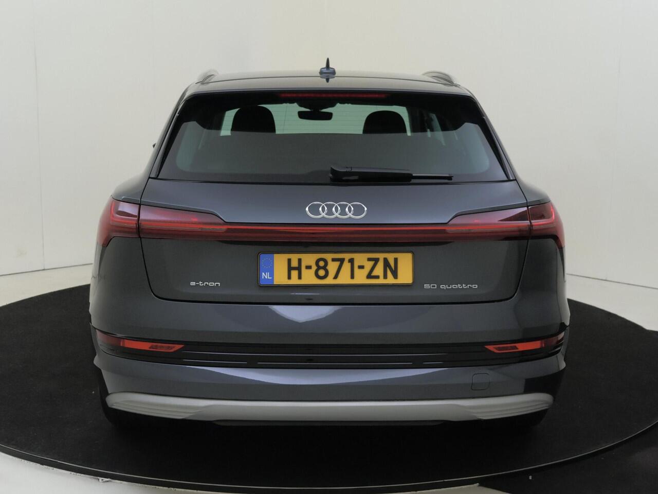 Audi e-tron e-tron 50 quattro Launch edition 71 kWh | Luchtvering | Navigatie Plus | Elektrische achterklep | Parkeersensoren | Cruise control | Elektrisch verstelbare voorstoelen | Elektrisch inklapbare buitenspiegels |