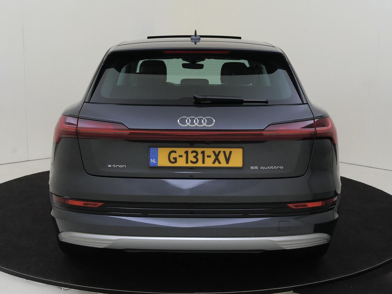 Audi e-tron e-tron 55 quattro advanced 95 kWh | Panoramadak | Achteruitrijcamera | Adaptieve cruise control | Lederen bekleding | Navigatie Plus | CarPlay | Elektrische achterklep |