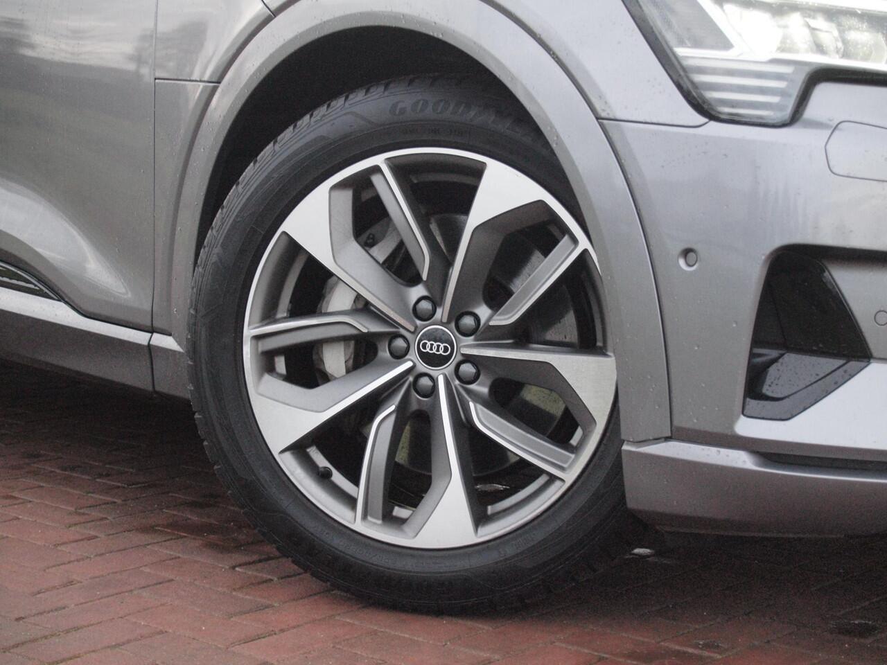 Audi e-tron 55 quattro Business edition Plus 95 kWh | 91% | Panoramadak | Apple Carplay | Trekhaak | Parkeersensoren | Adaptieve Cruise Control |