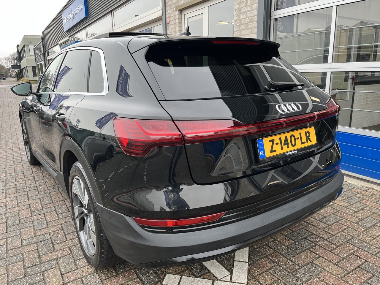 Audi e-tron 50 quattro edition 71 kWh / AUTOMAAT/ PANO / LUCHTVERING/ TREKHAAK/ SMARTPHONE INTERFACE/ ELEK. KLEP/ STOEL VERWARM./ PARK.SENSOR.V+A./ CAMERA V+A/ ACC/ KEYLESS/ DRIVE SELECT/ NAVI/ LED/ DAB/ CLIMA/ ISOFIX/ 20'' LMV