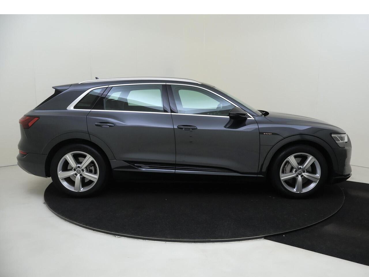Audi e-tron e-tron 50 quattro Launch edition 71 kWh | Luchtvering | Navigatie Plus | Elektrische achterklep | Parkeersensoren | Cruise control | Elektrisch verstelbare voorstoelen | Elektrisch inklapbare buitenspiegels |