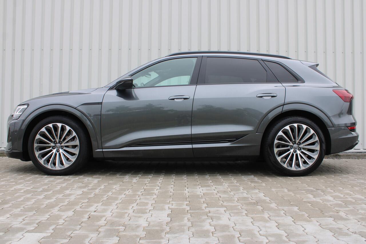 Audi e-tron 55 quattro S-line 95 kWh | Incl. 12 maanden garantie | Schuif/kantel dak | Trekhaak | Adaptieve cruise control | Climate control | Stoelverwarming | Parkeercamera | Memory seat |