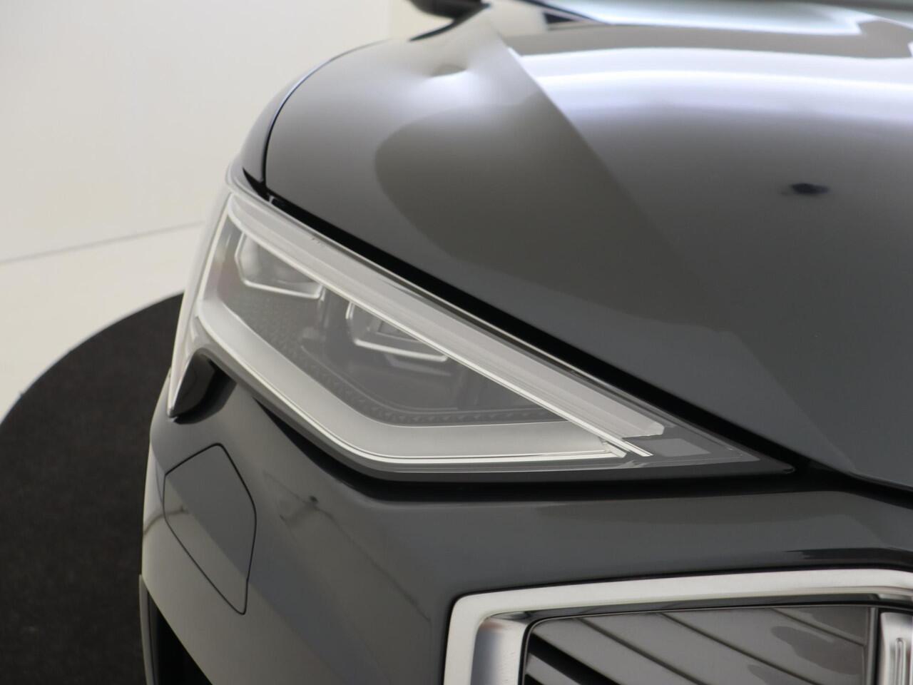 Audi e-tron e-tron 55 quattro advanced 95 kWh | Panoramadak | Achteruitrijcamera | Adaptieve cruise control | Lederen bekleding | Navigatie Plus | CarPlay | Elektrische achterklep |