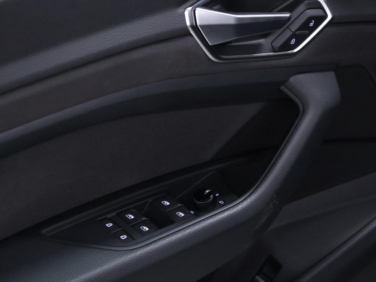 Audi e-tron 55 quattro edition 95 kWh Sport [LUCHTVERING, BLUETOOTH TELEFOON, PDC V+A, CRUISE CONTROL, CLIMATE CONTROL, LANE ASSIST, ELEKTRISCHE ACHTERKLEP, LED KOPLAMPEN, NIEUWSTAAT]