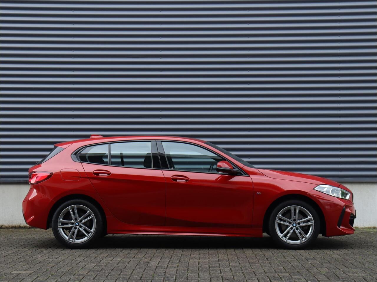 BMW 1-SERIE 5-deurs 118i | Executive | M Sportpakket | Climate Control | Apple Carplay | Parkeersensoren | Sportstoelen | Uitgebreide Shadowline | 17'' LMV