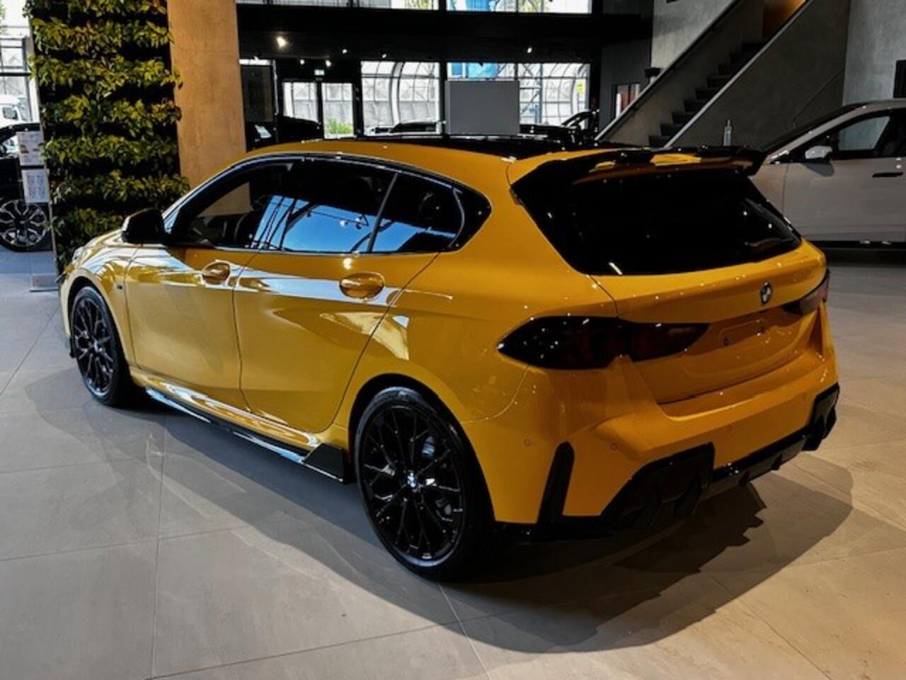 BMW 1-SERIE 120 | 19 Inch | M-Sportpakket Pro | Innovation Pack | M-Performance Pakket | incl. Dakkoffer in kleur |