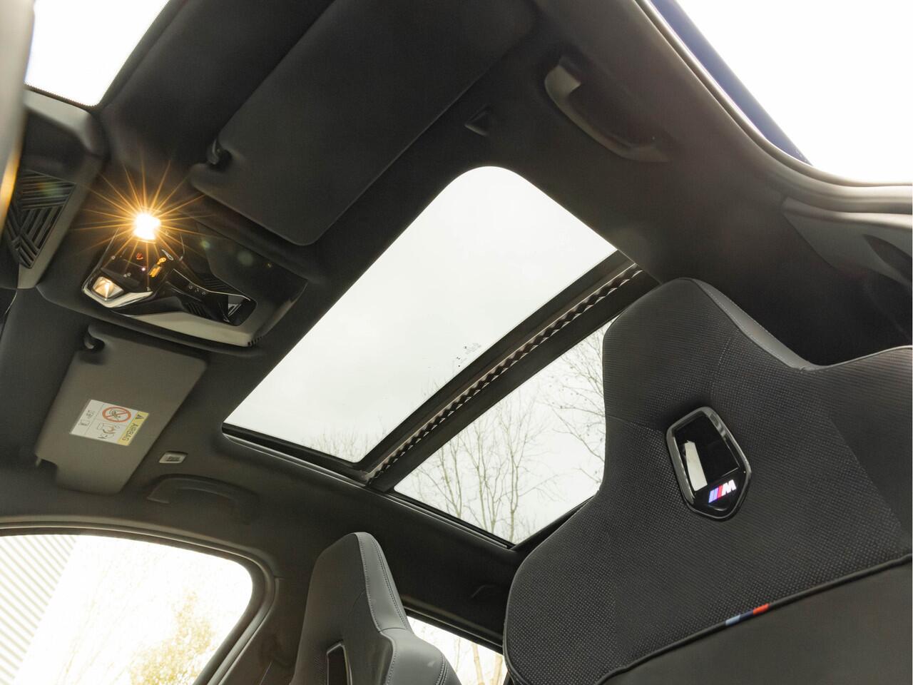 BMW 1-SERIE M135 xDrive - Pano - Memoryzetels - ACC - Stuurwiel Verwarmd - Head-up