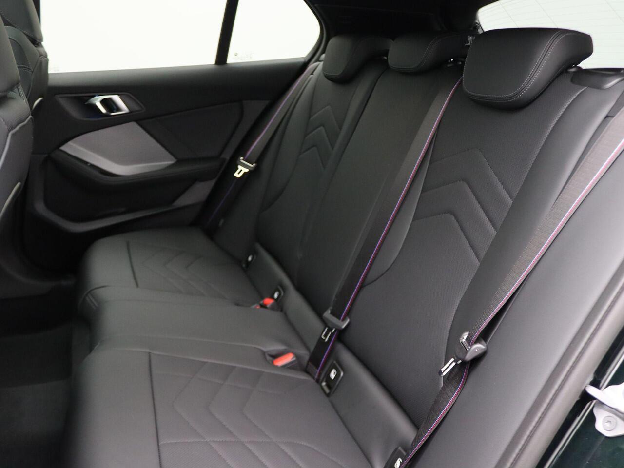 BMW 1-SERIE 120 M Sportpakket Pro | Premium Pack | Stuurwielrand Verwarmd | M Adaptief onderstel | Panoramadak | Driving Assistant | DAB | Harman Kardon | 19'' | Individual Lak