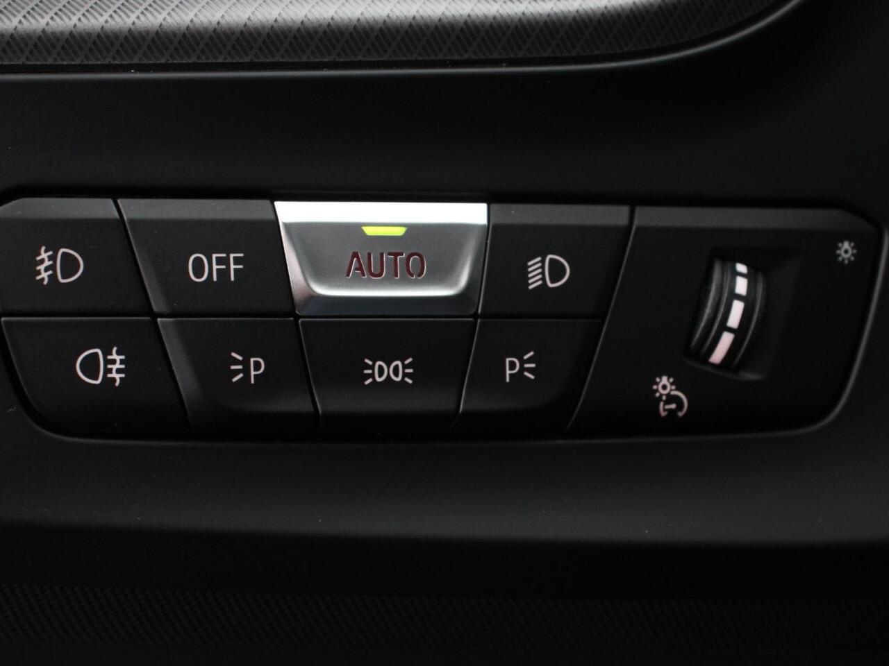 BMW 1-SERIE 118i M-Sport Climate Control Cruise control Stoelverwarming LED Parkeersensoren Apple carplay / Andriod auto Navigatie