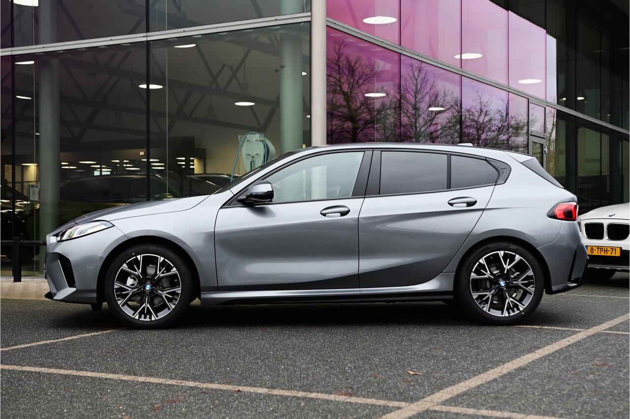 BMW 1-SERIE 120 M Sport Automaat / Sportstoelen / Achteruitrijcamera / M Adaptief onderstel / Parking Assistant / Stoelverwarming