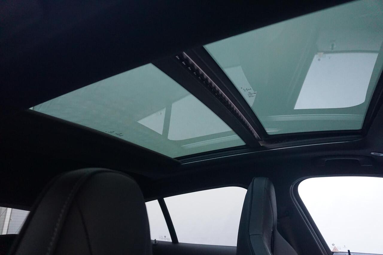 BMW 1-SERIE 118i High Executive M Sportpakket | Glazen panoramadak | Stoelverwarming | Leder Dakota Schwarz | Hi-Fi | M Sportstoelen