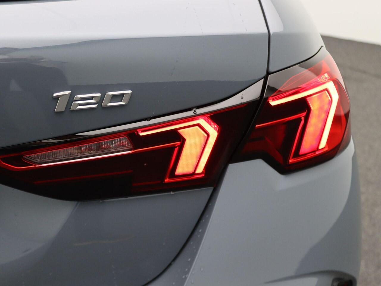 BMW 1-SERIE 120 M Sport Design Edition | M Sportpakket | Achteruitrijcamera | Glazen panoramadak | Parking Assistant | 18" | Ekris Selection