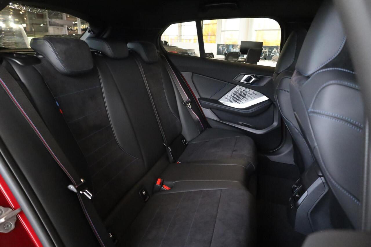 BMW 1-SERIE 120 | M Sportpakket Pro | Alcantara | Stoel & Stuurwielverwarming | Dodehoekdetectie | Comfort Access | Achteruitrijcamera | Adaptieve LED