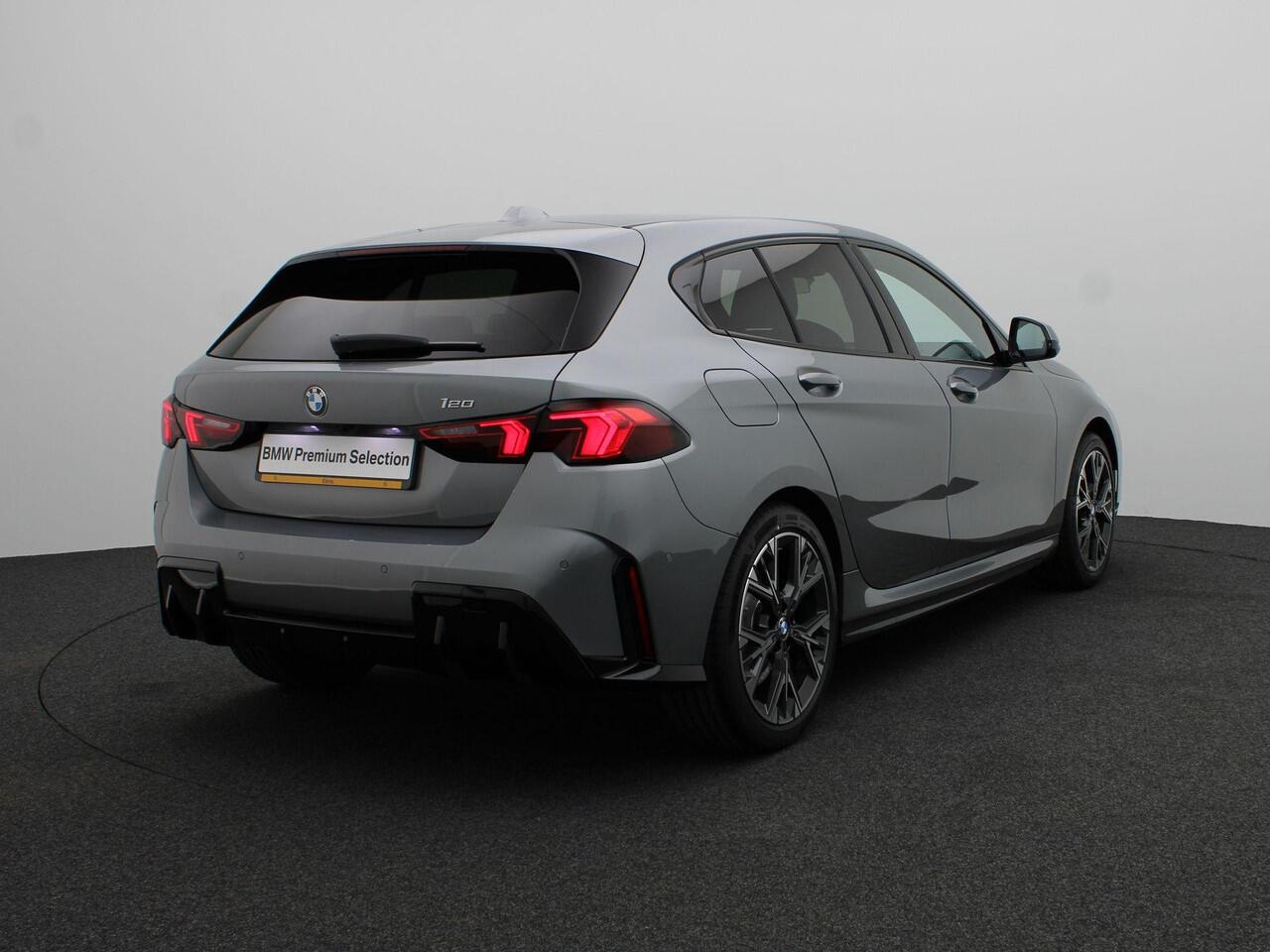 BMW 1-SERIE 120 M Sportpakket | Premium Pack | Stuurwielrand Verwarmd | Comfort Access | Driving Assistant | 18''