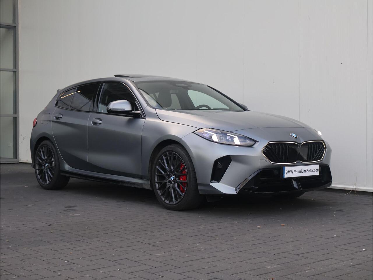 BMW 1-SERIE 120 M Sport Design Edition Individual Frozen Pure Grey metallic/ M Sportpakket Pro/ Stuurwiel verwarmd/ Comfort Access/ Panoramadak/ Head-Up/ Harman-Kardon/