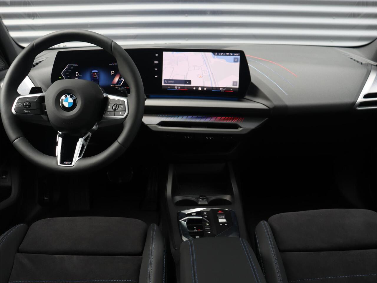 BMW 1-SERIE 5-deurs 120 | M Sportpakket Pro | Premium Pack | Panodak | Harman Kardon | Driving Assistant Plus | Elektr. Achterklep | Comfort Access | 19'' LMV