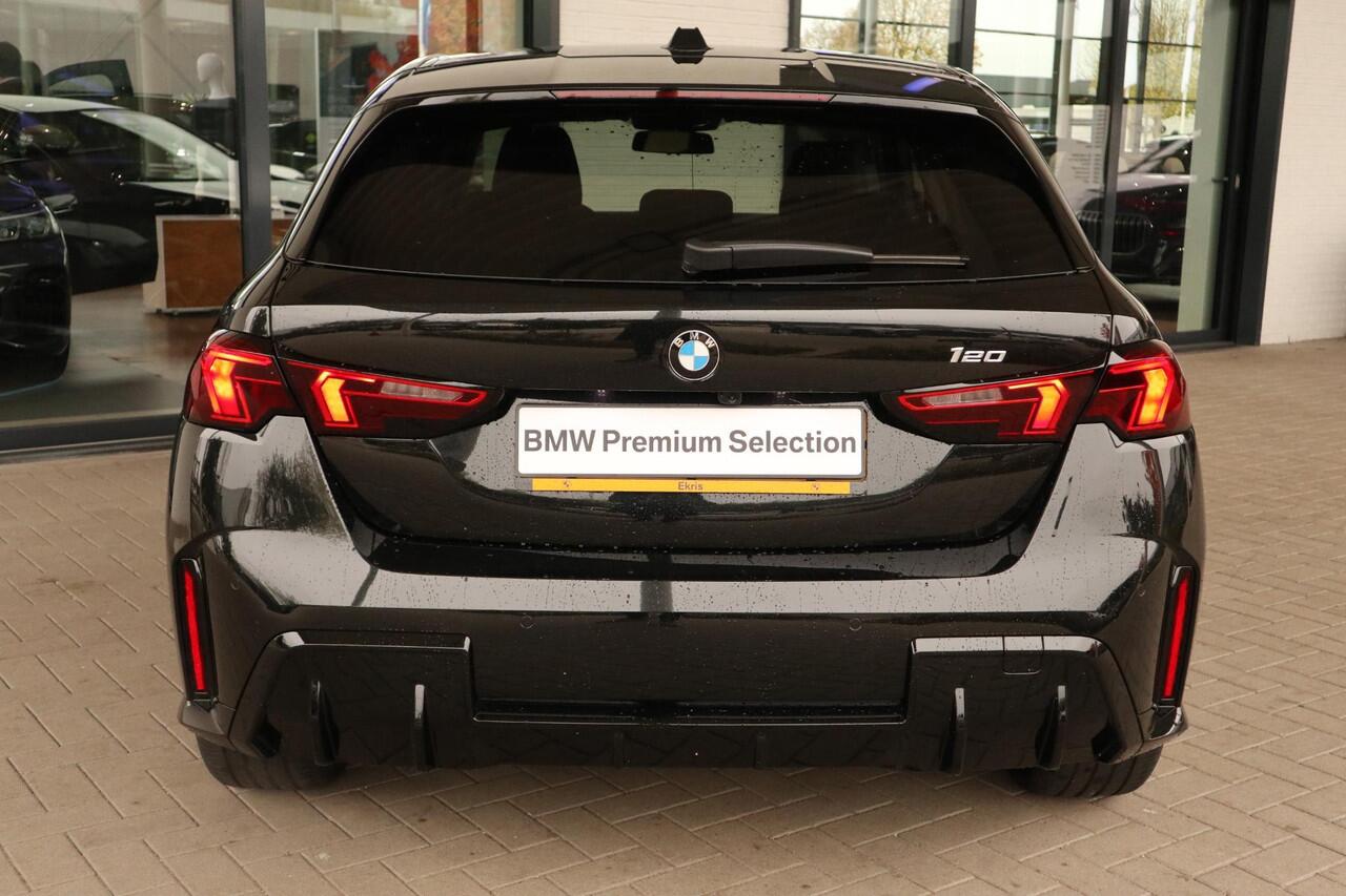 BMW 1-SERIE 5-deurs 120 M Sport Design Edition | Premium Pack | Harman Kardon | Camera | Stoelverwarming | Parkeersensoren | Comfort Access | Parkeersensoren voor en achter