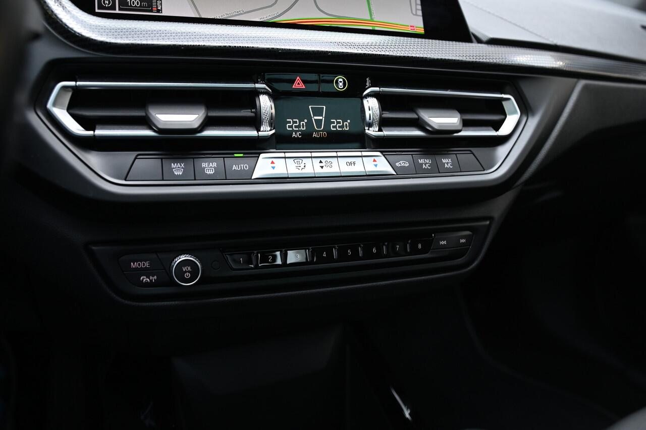 BMW 1-SERIE 118i Executive Sport Line / Panoramadak / Sportstoelen / LED / Hifi / Parking Assistant / Live Cockpit Professional