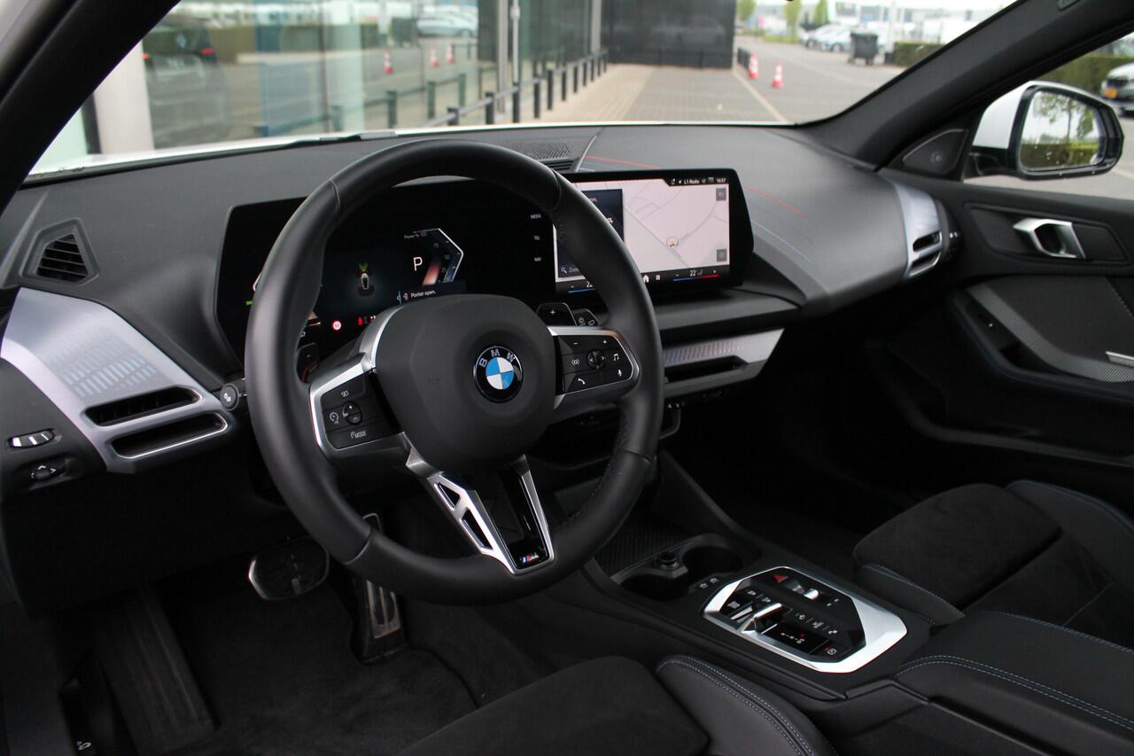 BMW 1-SERIE 120 High Executive M Sport Automaat / Sportstoelen / Stoelverwarming / M Adaptief onderstel / Adaptieve LED / Parking Assistant / Harman Kardon / Comfort Access