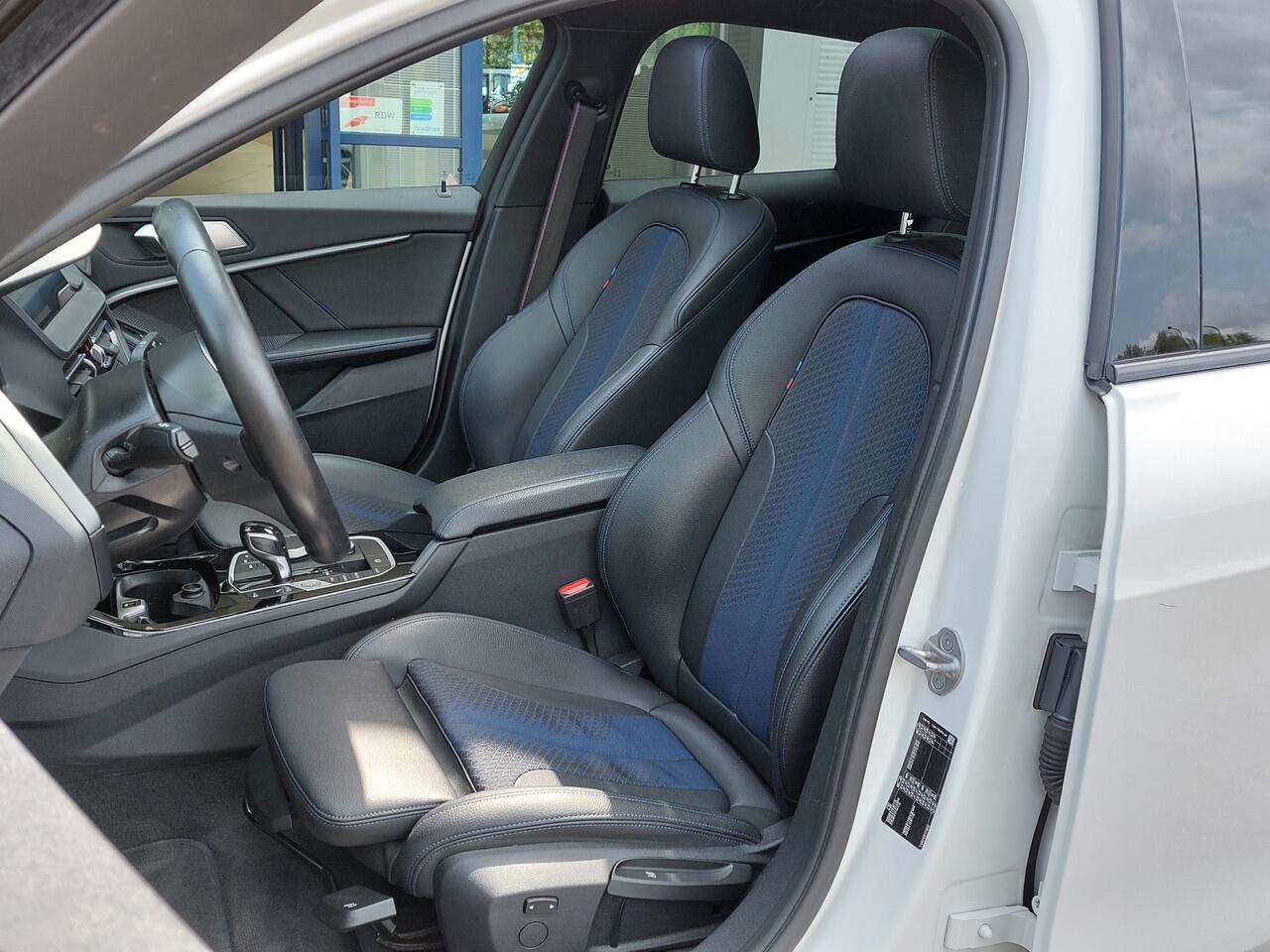 BMW 1-SERIE 116i Automaat Business Edition M-Sport | Navi | Apple Carplay+Android Auto | Clima | Cruise | Led Koplampen | Panorama Schuifdak | Pdc V+A+Camera | Licht+Regensensor | Privacy Glass | 17''lm