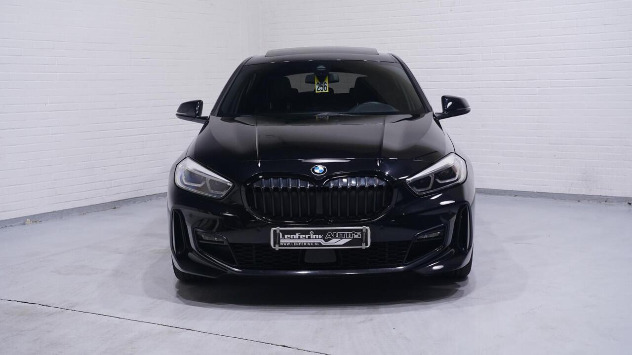 BMW 1-SERIE 118i M Sport Panoramadak Apple Carplay Camera PDC v+a Ambienteverlichting Led koplampen