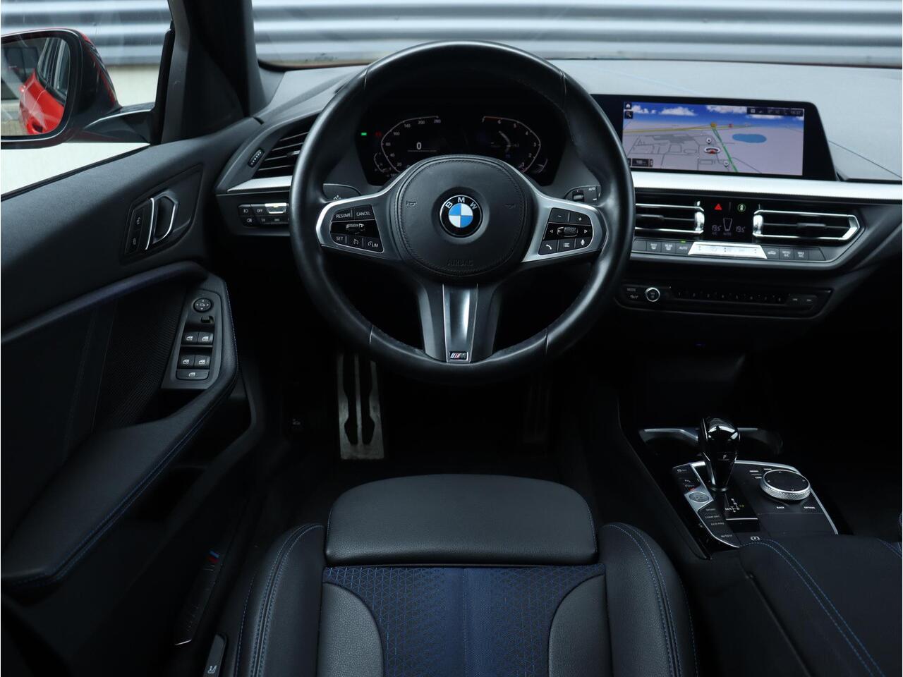 BMW 1-SERIE 5-deurs 118i | Executive | M Sportpakket | Climate Control | Apple Carplay | Parkeersensoren | Sportstoelen | Uitgebreide Shadowline | 17'' LMV