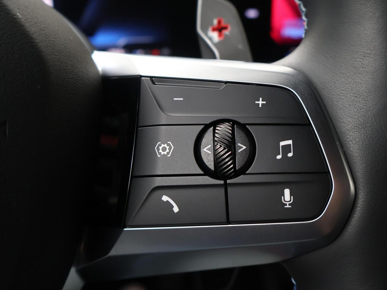 BMW 1-SERIE M135 xDrive 19 "LM M-velgen | M-ec-en interieur | 300 PK | Head up display | Navigatiesysteem | Stoel- en stuurverwarming | 360gr. camera | Harmon Kardon geluid | Afneembare trekhaak |