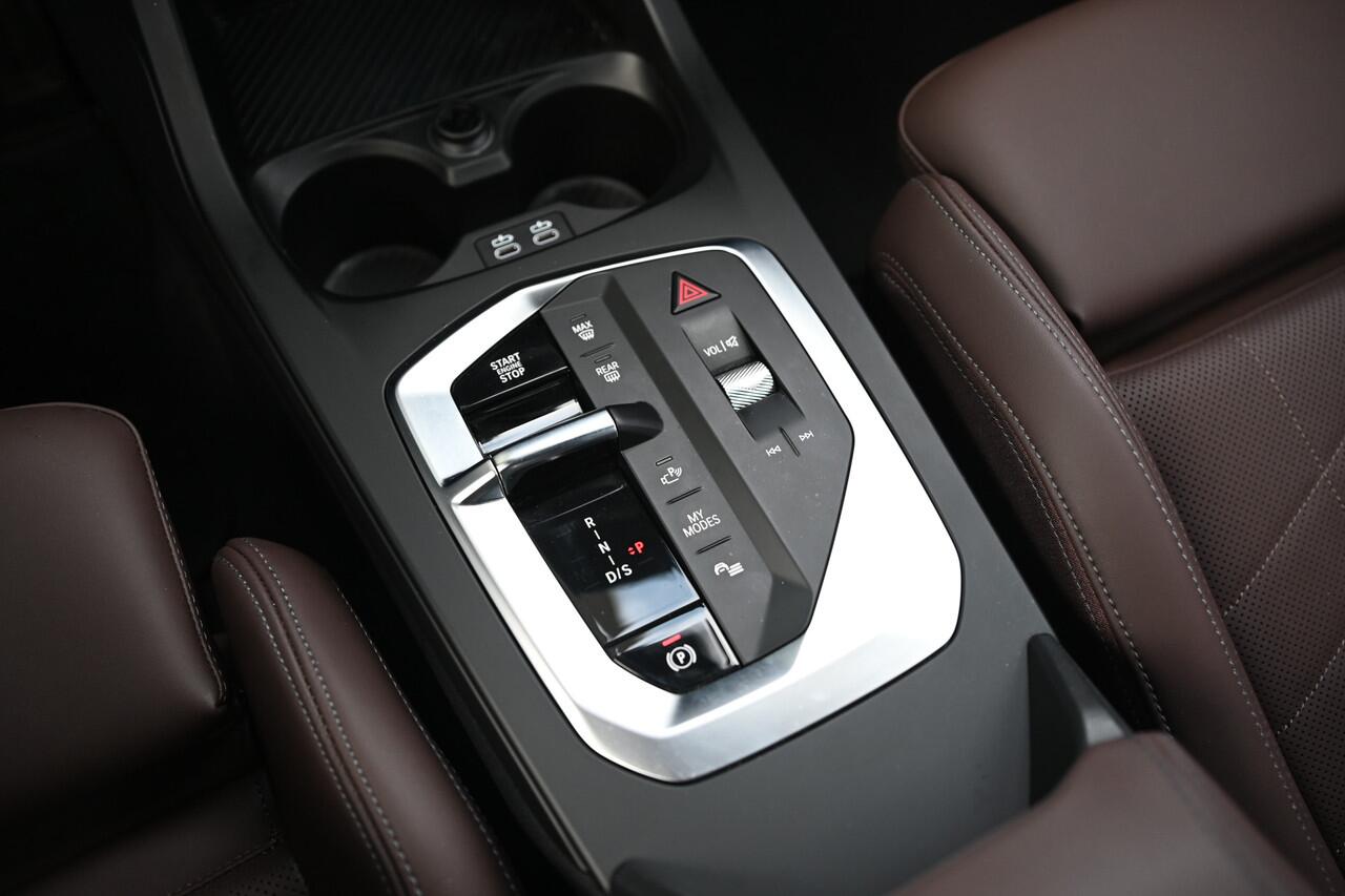 BMW 1-SERIE 120 M Sport Automaat / Sportstoelen / Achteruitrijcamera / M Adaptief onderstel / Stoelverwarming / 19" LMV