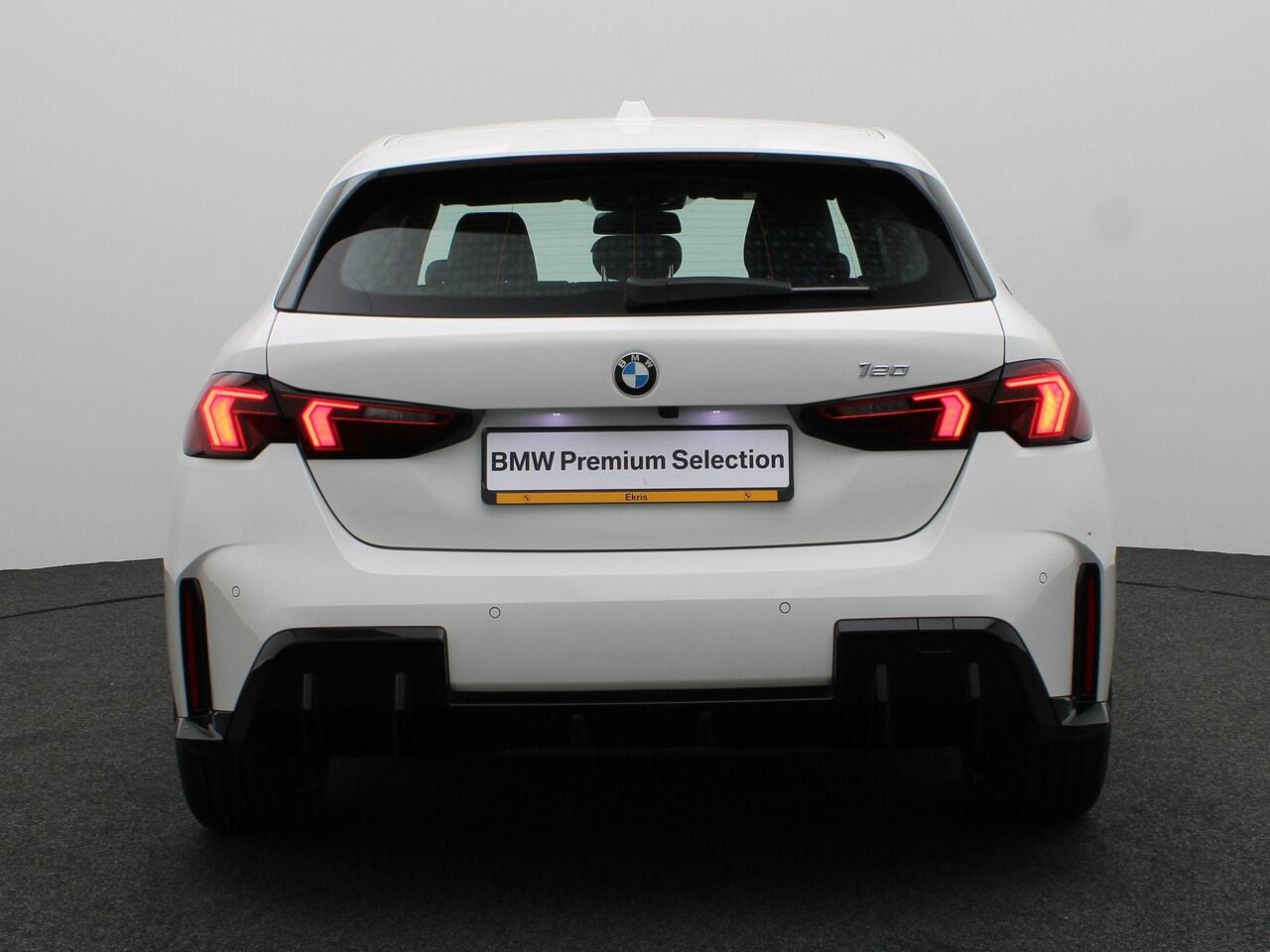 BMW 1-SERIE 120 M Sportpakket | Trekhaak | Adaptief M-onderstel | Elek. Sportstoelen | Parkeerhulpsysteem Plus |19"