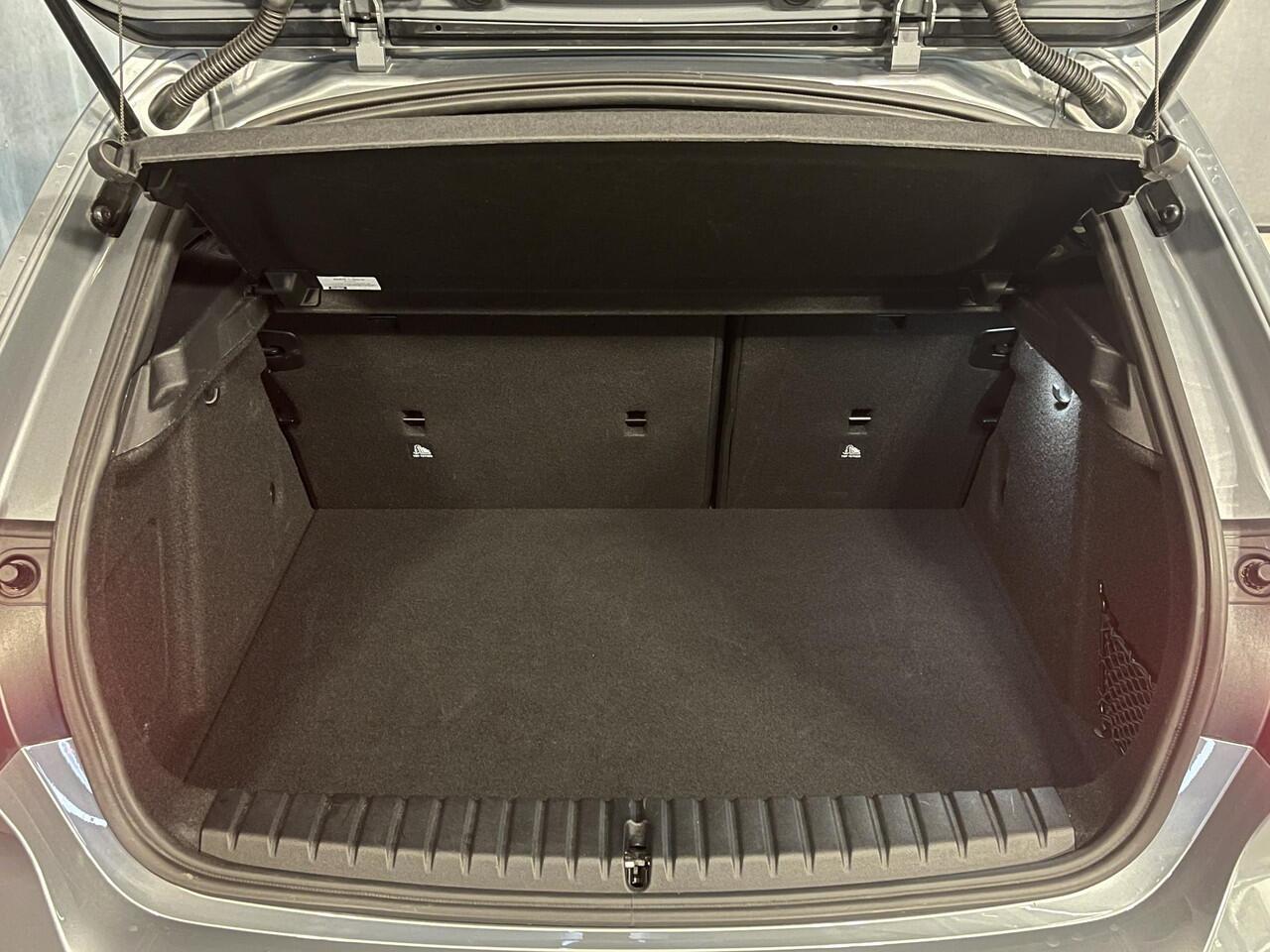 BMW 1-SERIE 118i M Sport 17"/Sportstoelen/Sfeerverlichting/LED/Stoelverwarming/PDC v+a/Apple Carplay & Android Auto