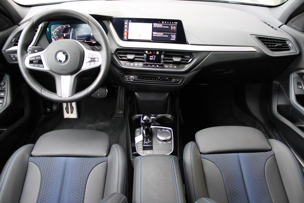 BMW 1-SERIE 118i M Sport Automaat / Panoramadak / Sportstoelen / Achteruitrijcamera / LED / Live Cockpit Professional / M Sportonderstel