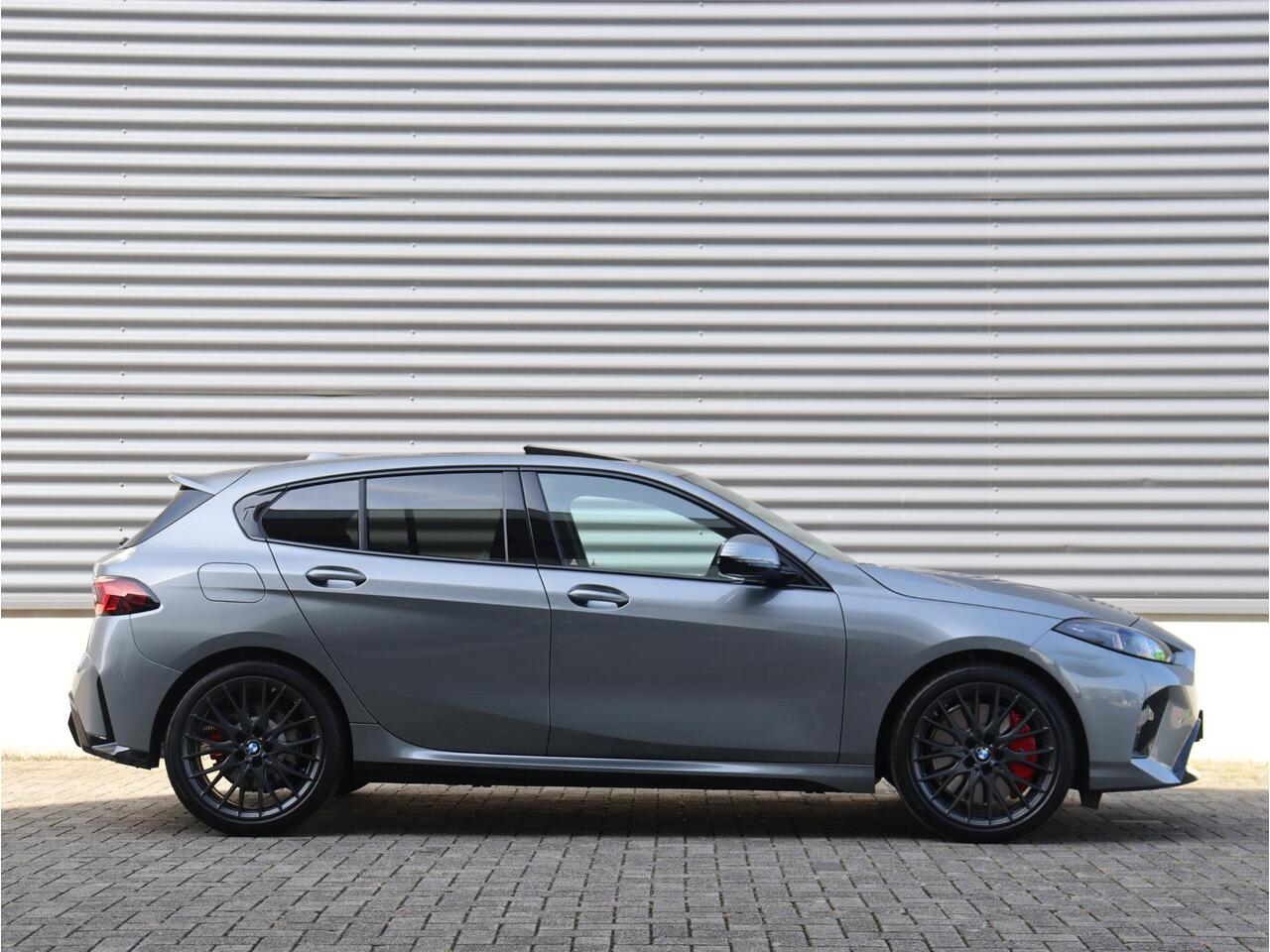 BMW 1-SERIE 5-deurs 120 | M Sportpakket Pro | Innovation Pack | Trekhaak | Panodak | Driving Assistant Plus | Elektr. Achterklep | Head-Up | Comfort Acces | 19'' LMV