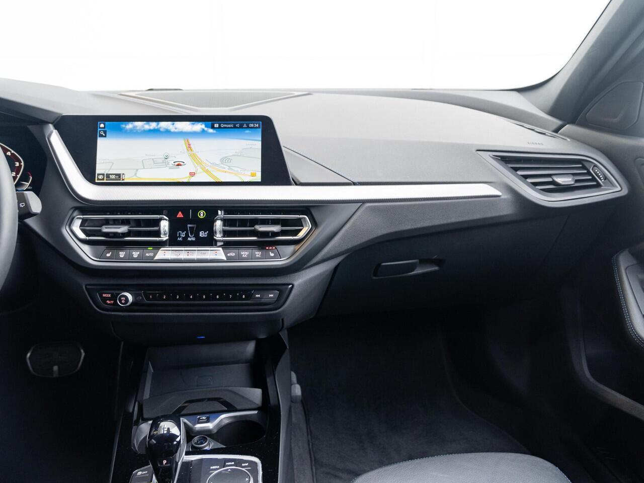 BMW 1-SERIE 5-deurs M135i xDrive | M Sportpakket | Innovation Pack | 18 inch | Stuurwielverwarming | Comfort Access | Elektrisch verstelbare stoelen | Head Up Display | HiFi