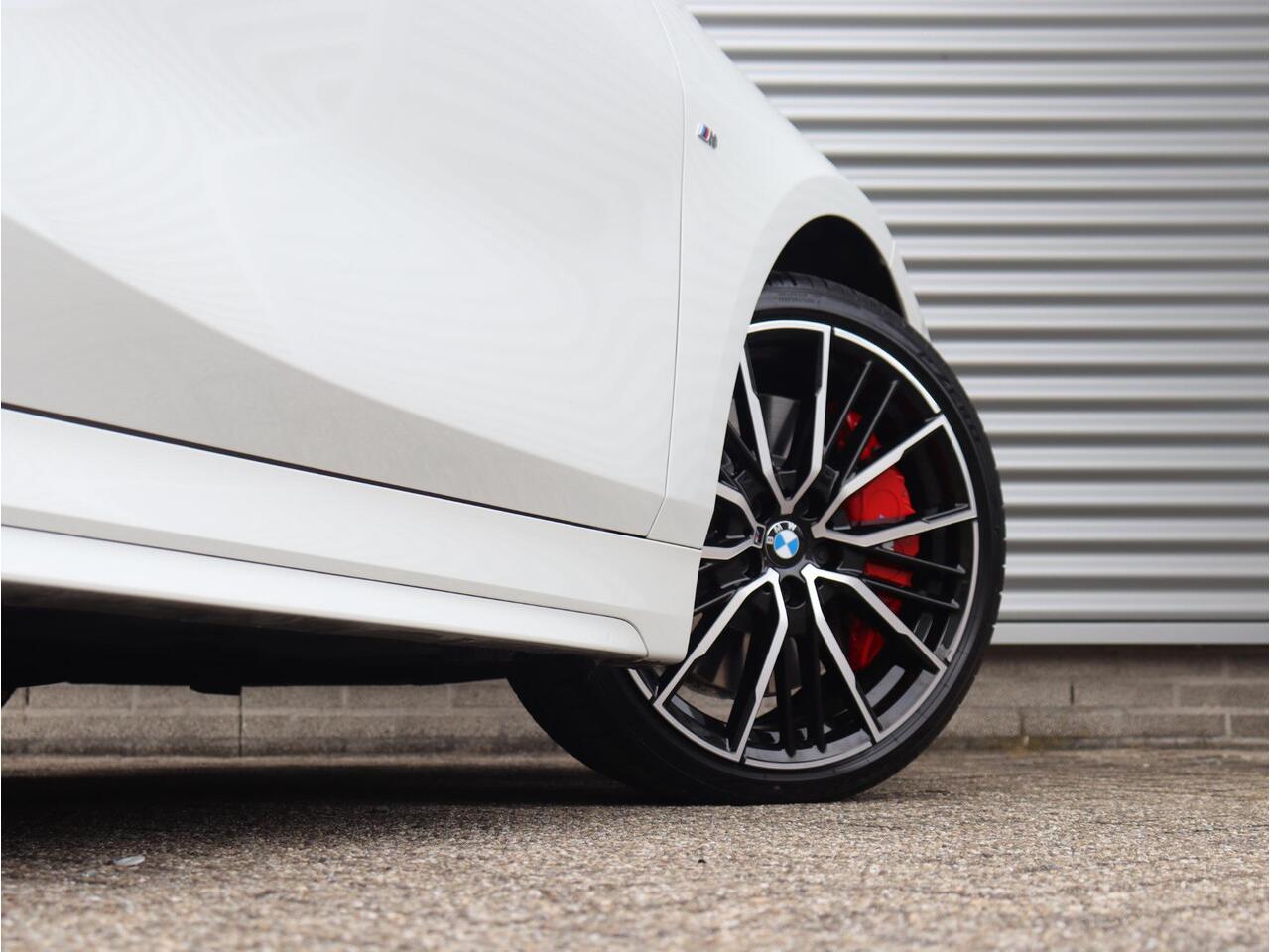 BMW 1-SERIE 5-deurs 118i | M Sportpakket Pro | Panodak | Harman Kardon | Driving Assistant | Elektr. Achterklep | Verwarmbaar Stuurwiel | 19'' LMV